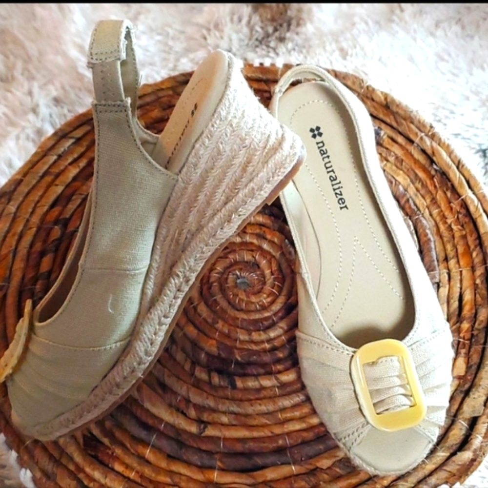 Naturalizer Sandals size 6M Excellent condition beautiful Khaki color fabric